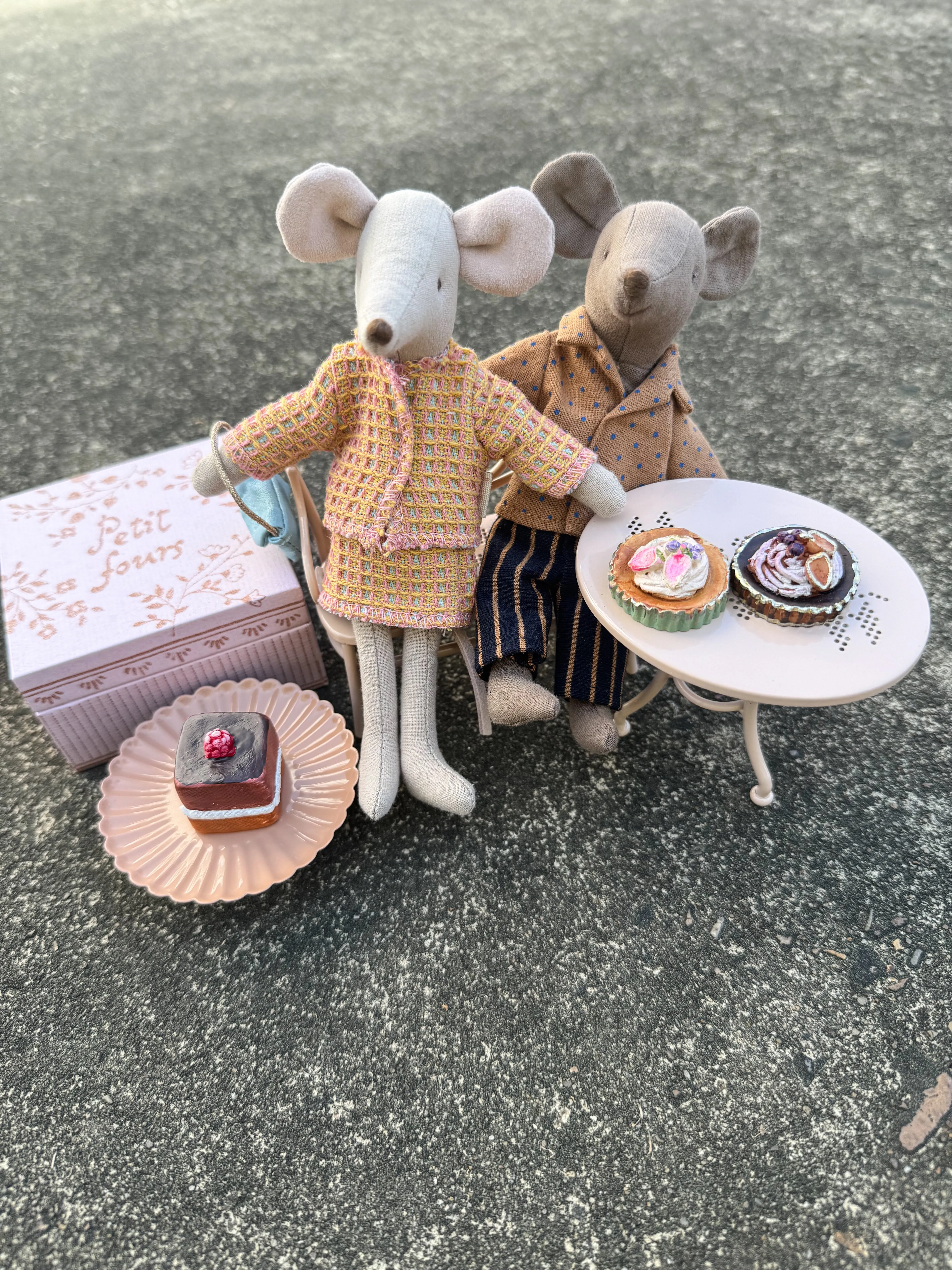 Cakes and cakestand, Mini