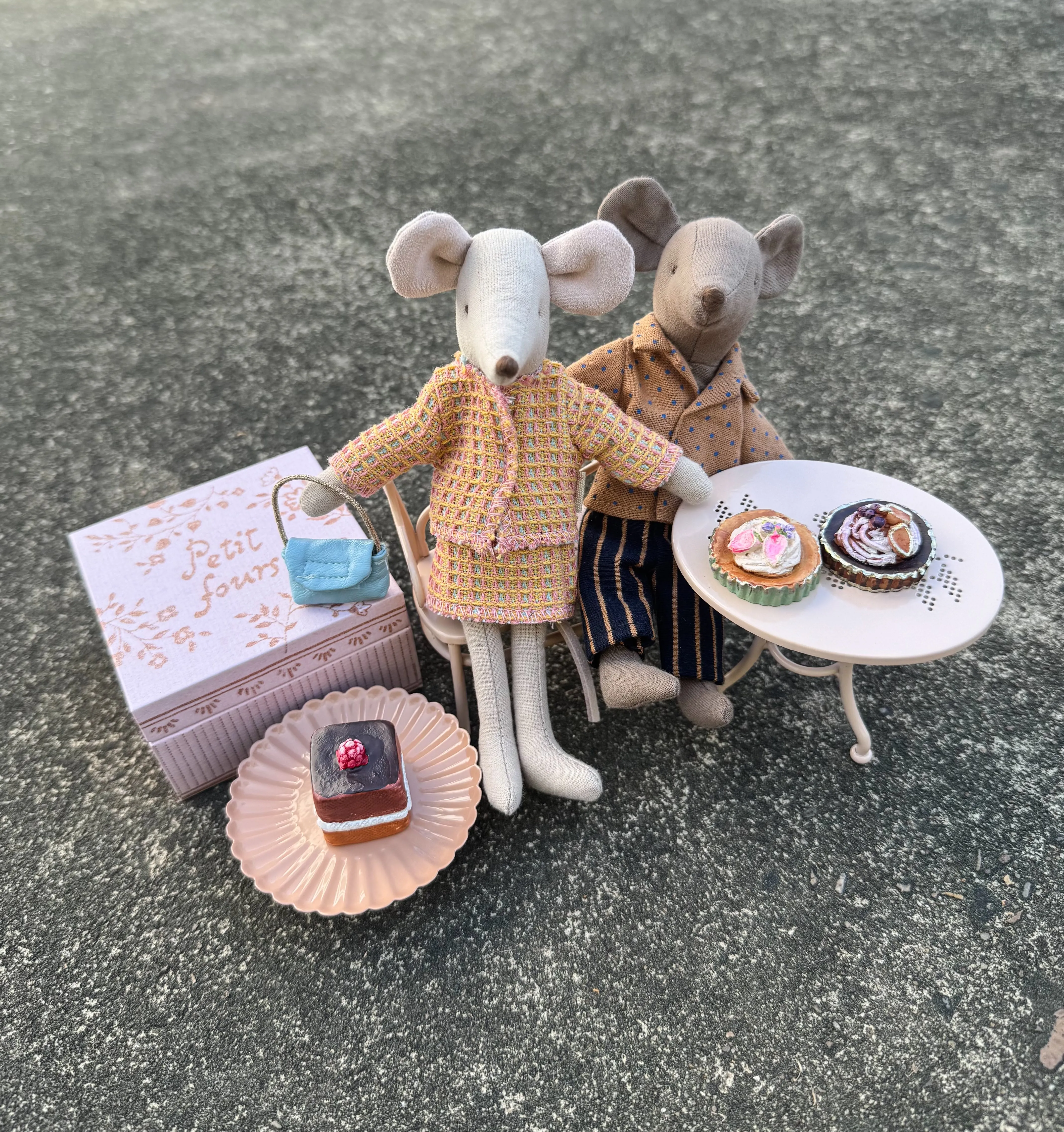 Cakes and cakestand, Mini