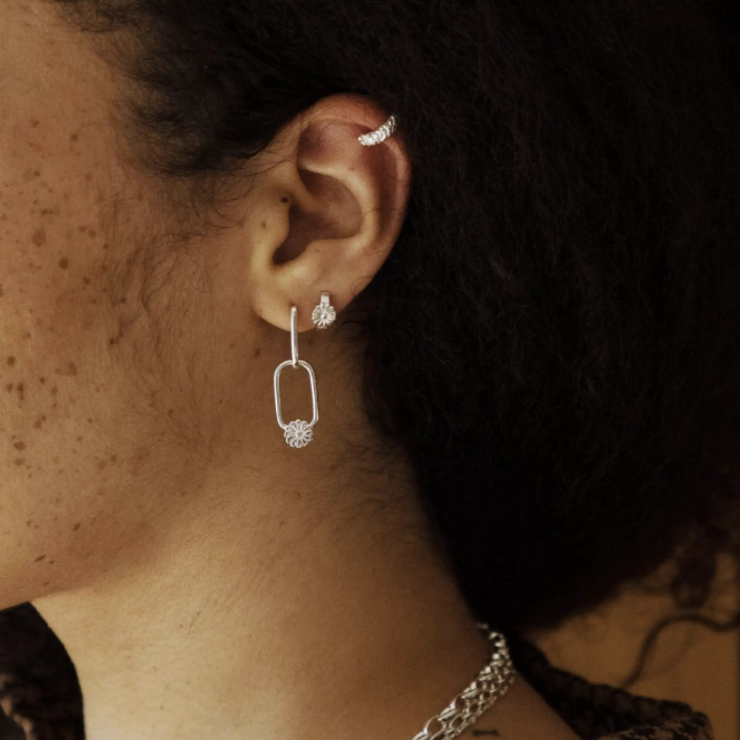 Daisy London DAISY BLOOM HUGGIE EARRINGS DE01_SLV