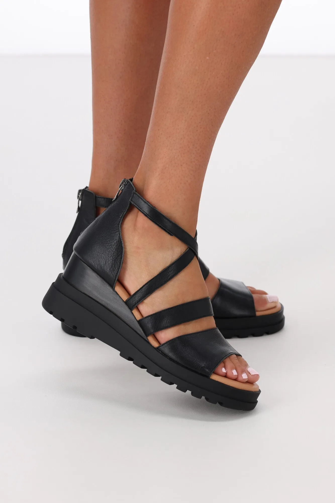 Django & Juliette Bevela Black Leather