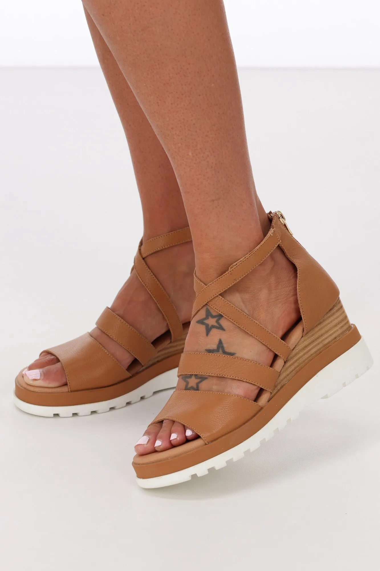 Django & Juliette Bevela Dark Tan White Sole Leather