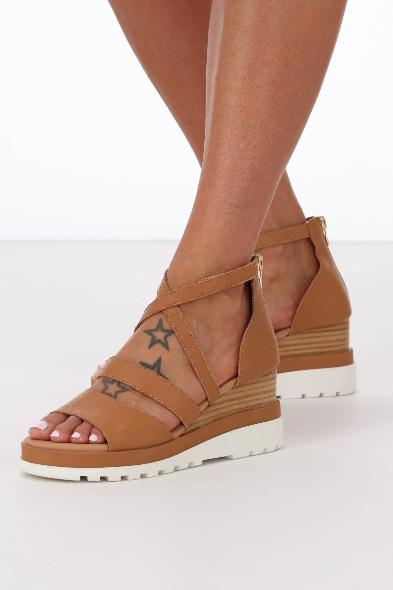 Django & Juliette Bevela Dark Tan White Sole Leather