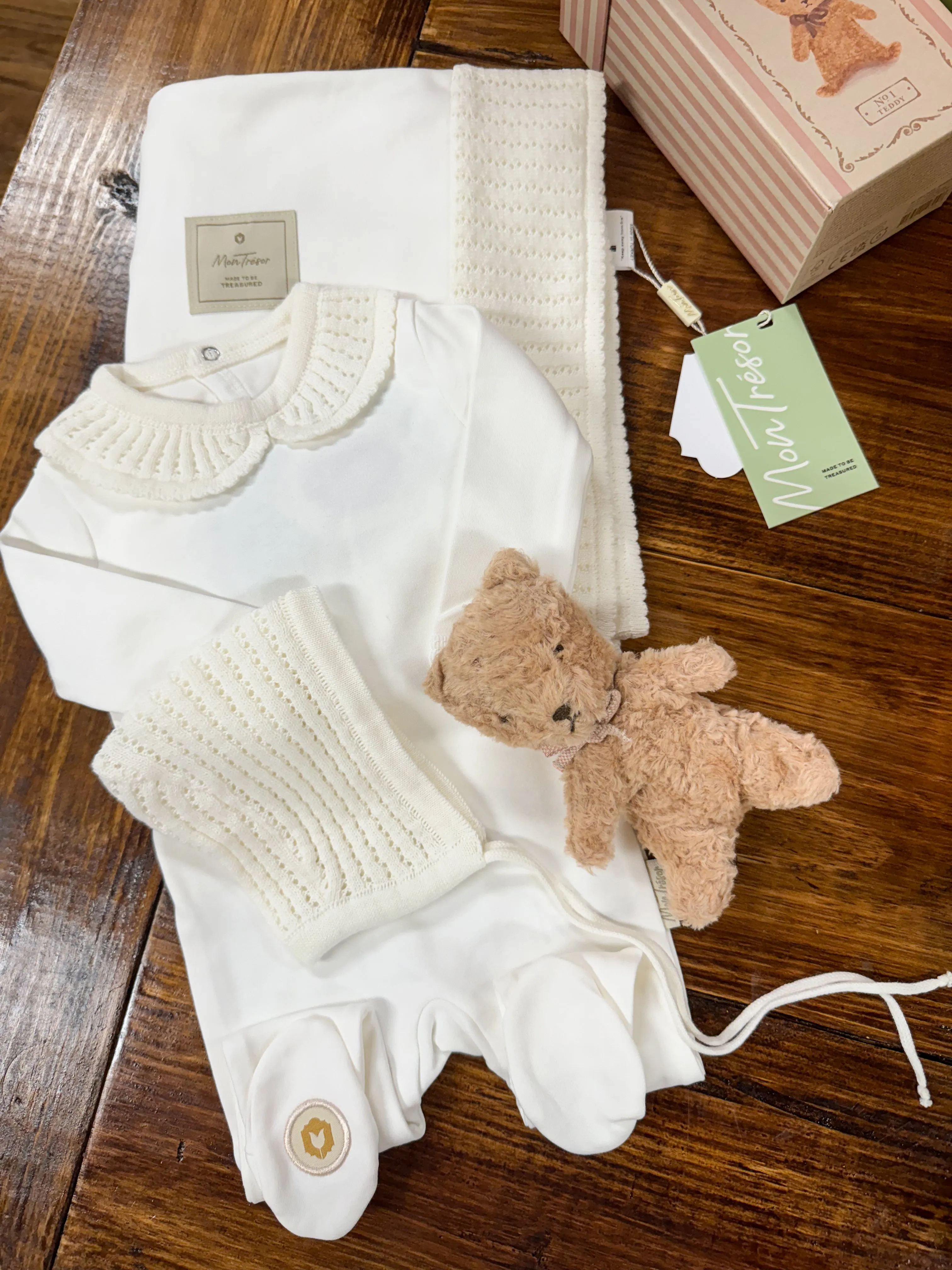 GRACEFUL COLLAR LAYETTE SET IVORY