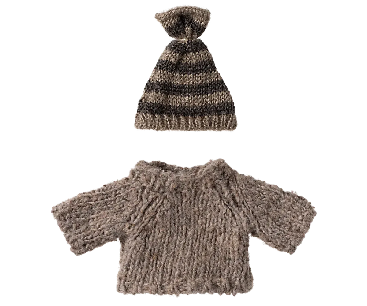 Knitted sweater and hat, Big brother mouse
