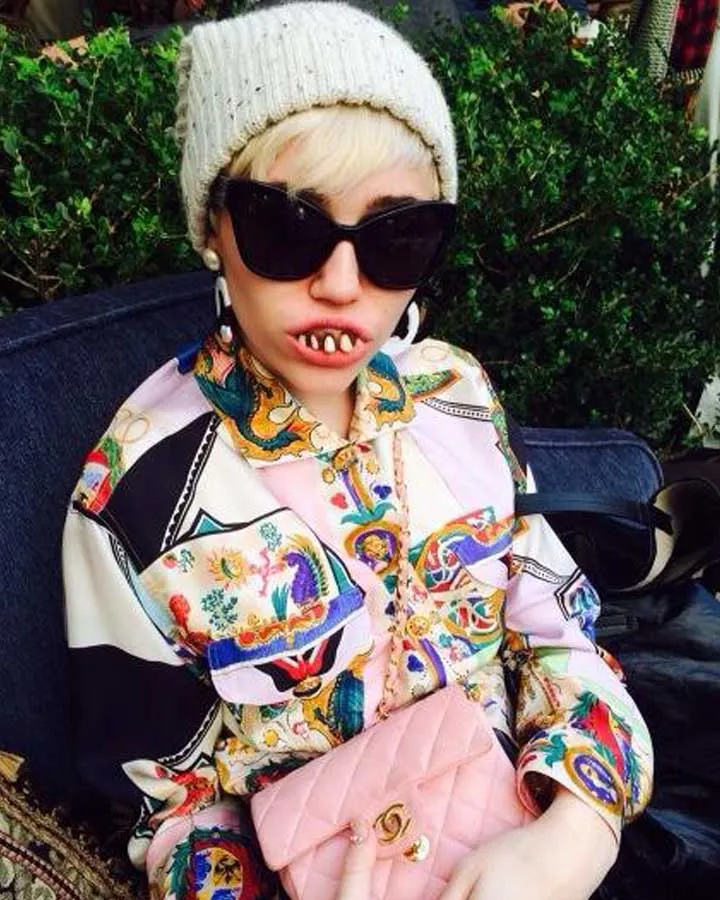 Mileys Favourite Twerking Billy Bob Teeth