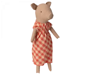 Pig, Dress