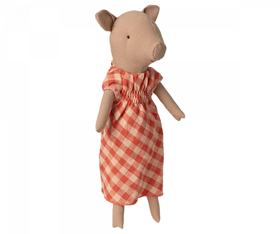 Pig, Dress